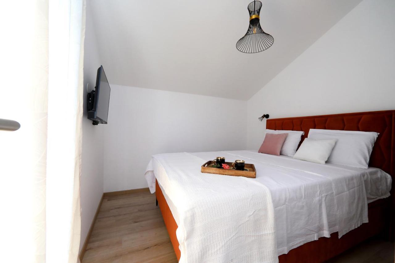 Luxury Apartments Monika Near The Sea With Private Parking Бибинє Екстер'єр фото
