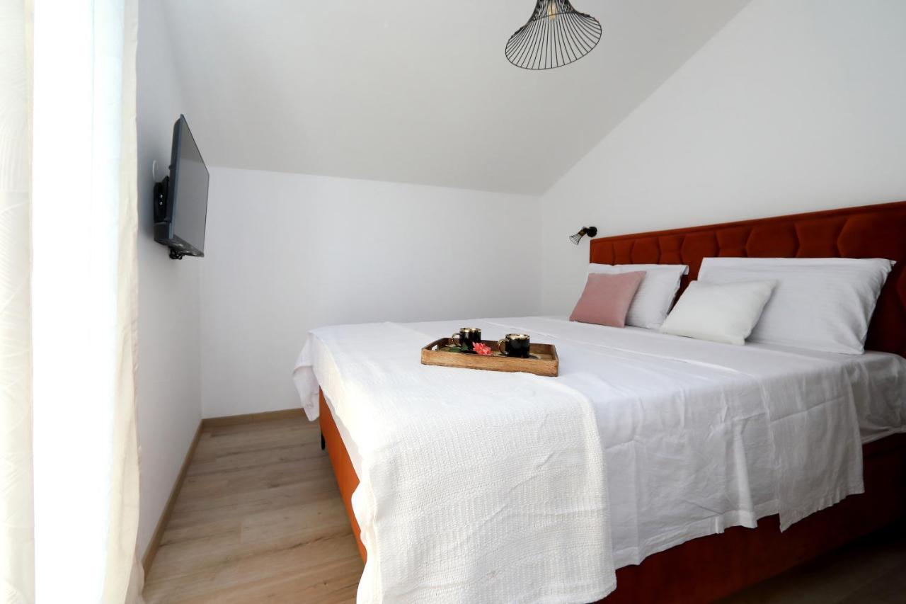 Luxury Apartments Monika Near The Sea With Private Parking Бибинє Екстер'єр фото