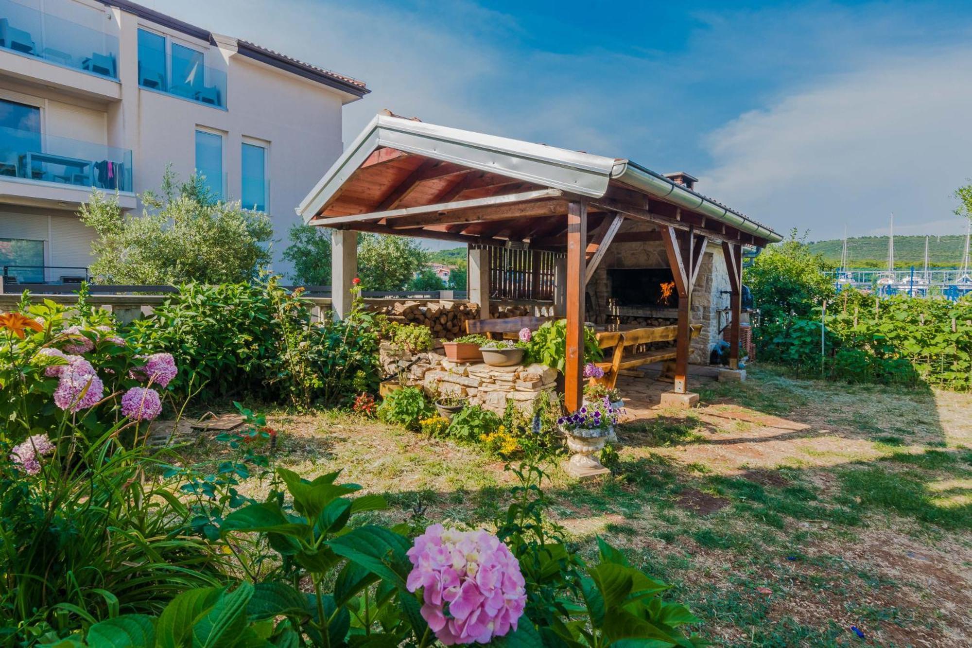 Luxury Apartments Monika Near The Sea With Private Parking Бибинє Екстер'єр фото
