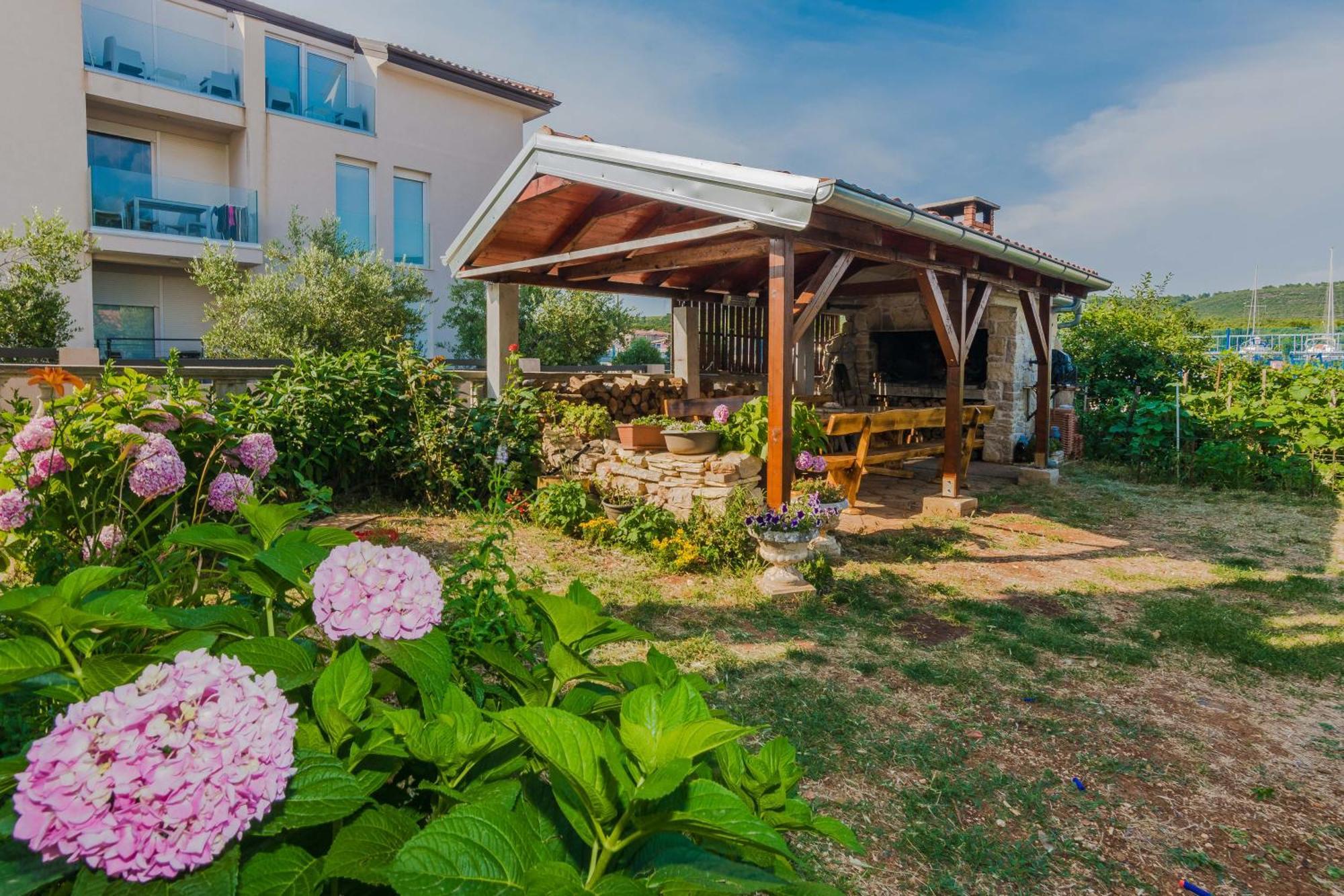 Luxury Apartments Monika Near The Sea With Private Parking Бибинє Екстер'єр фото